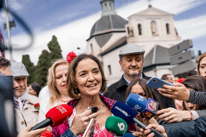 La portavoz del PSOE en el Ayuntamiento de Madrid, Reyes Maroto, atiende a los medios durante su visita a la pradera de San Isidro, a 15 de mayo de 2026, en Madrid (España).