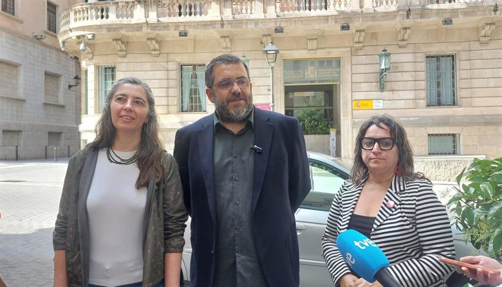 De izquiera a derecha, la portavoz de MÉS per Palma, Neus Truyol, el diputado de Sumar MÉS, Vicenç Vida, y la regidora de MÉS per Palma Kika Coll.