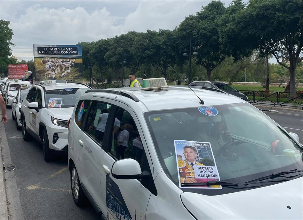 Inicio de la manifestación de taxistas en València