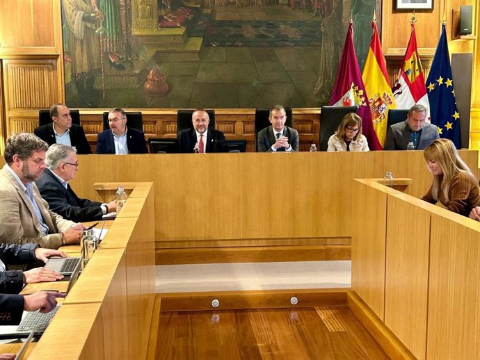 Imagen del pleno extraordinario celebrado este viernes en la Diputación de León.