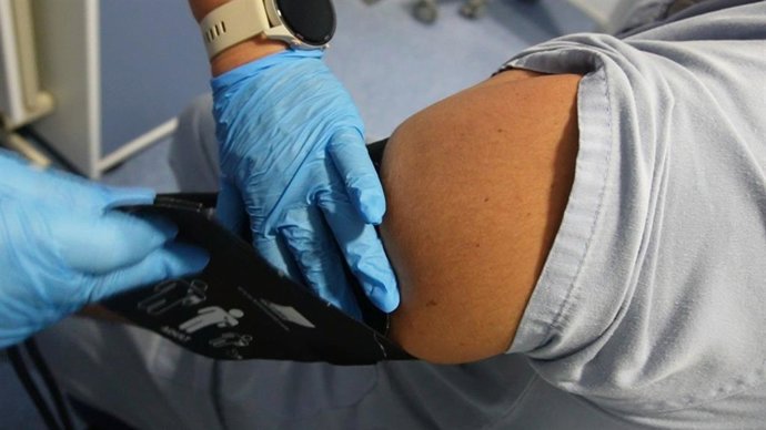 Una enfermera  del Hospital Virgen Macarena tomándole la tensión a un paciente de la Unidad de Riesgos Vasculares