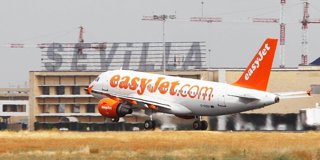 Archivo - Un avión de easyJet despega del aeropuerto de Sevilla.