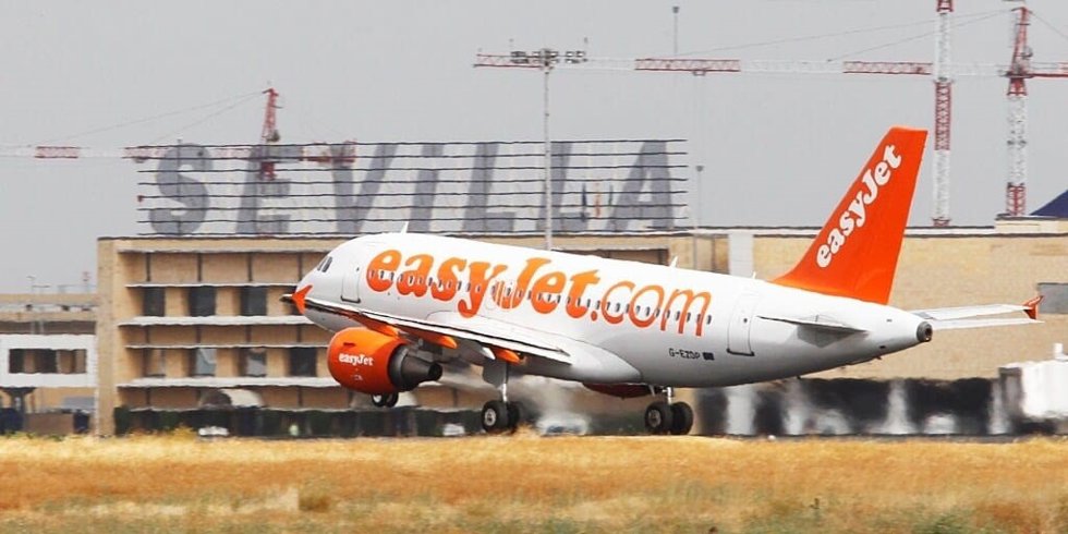 Archivo - Un avión de easyJet despega del aeropuerto de Sevilla.