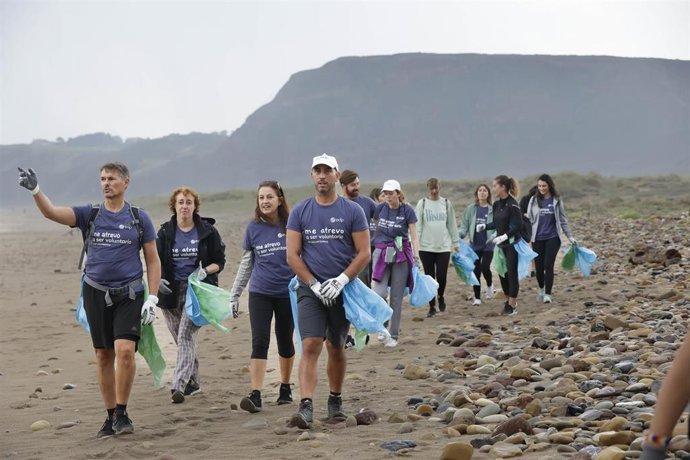 Archivo - Recogida ambiental realizada por voluntariado de EDP.