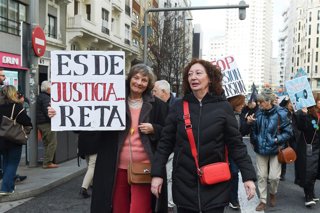 Archivo - Varias personas durante una manifestación de abogados y procuradores, a 22 de febrero de 2025, en Madrid (España). 