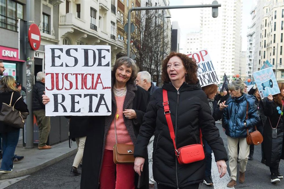 Archivo - Varias personas durante una manifestación de abogados y procuradores, a 22 de febrero de 2025, en Madrid (España). 