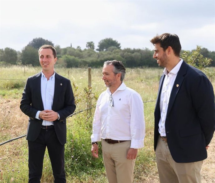 El presidente del Consell, Llorenç Galmés; el conseller de Territorio, Fernando Rubio; y el alcalde de Sant Llorenç, Jaume Soler.