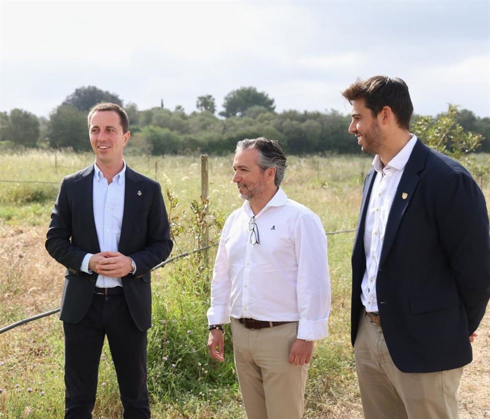 El presidente del Consell, Llorenç Galmés; el conseller de Territorio, Fernando Rubio; y el alcalde de Sant Llorenç, Jaume Soler.