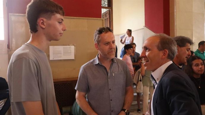 El diputado provincial Daniel Arias con familias que han recibido las becas de excelencia académica de la Diputación de Toledo.