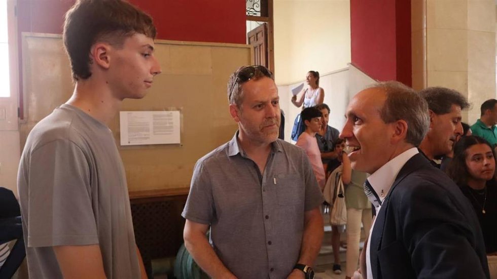 El diputado provincial Daniel Arias con familias que han recibido las becas de excelencia académica de la Diputación de Toledo.