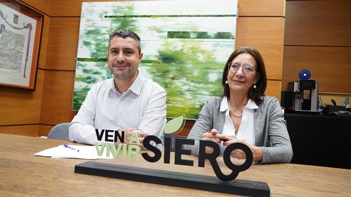 El primer teniente de alcalde, Javier Rodriguez, y la concejala de Comercio, Patricia Antuña, durante la rueda de prensa de este viernes.