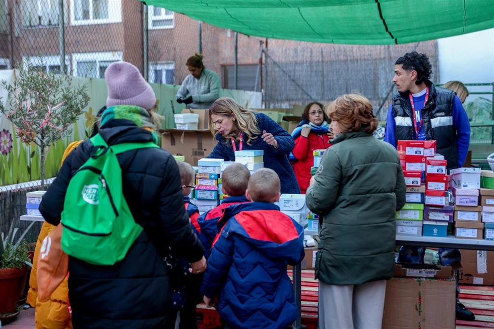 Archivo - Varias personas reciben ropa de invierno y zapatos que la Fundación Madrina entrega a familias en riesgo de vulnerabilidad.