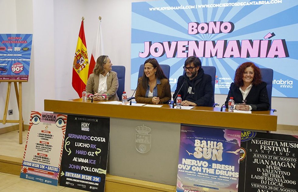 La consejera de Inclusión Social, Juventud, Familias e Igualdad, Begoña Gómez del Río, presenta en rueda de prensa, la campaña ‘Bono Jovenmania’