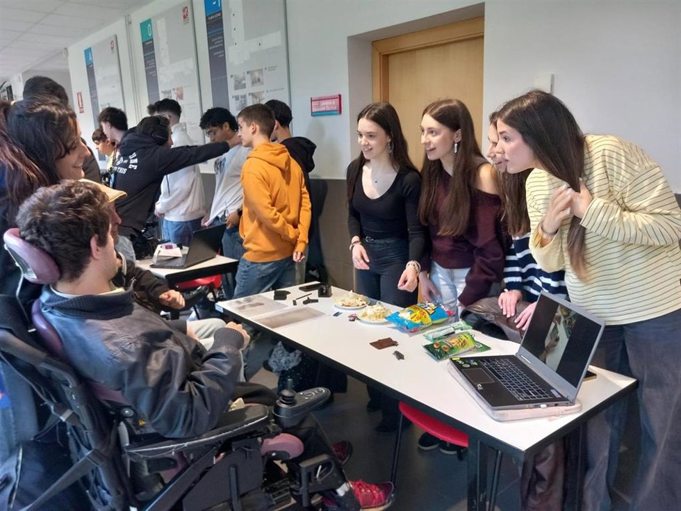 Ingenieros de 2º curso de la UR desarrollan prototipos tecnológicos para mejorar autonomía de personas con dependencia