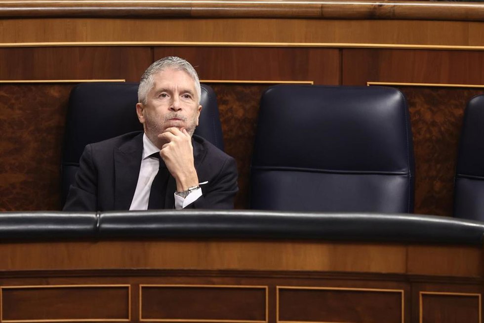 Archivo - El ministro del Interior, Fernando Grande-Marlaska, durante una sesión de control al Gobierno, en el Congreso 