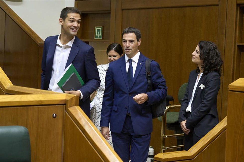Archivo - El lehendakari, Imanol Pradales, llega a un pleno en el Parlamento vasco
