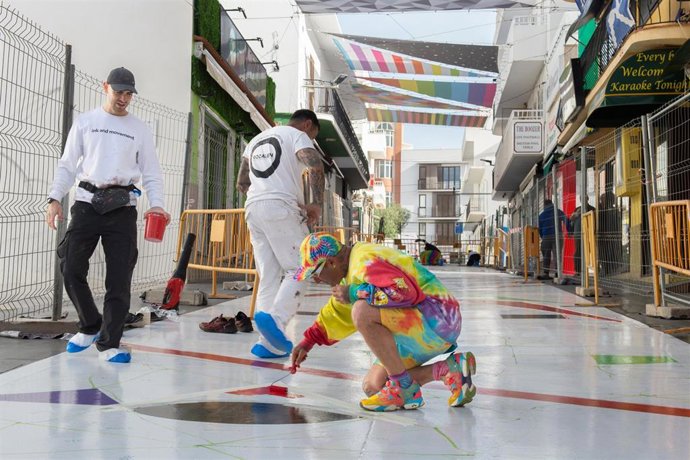 Archivo - El artista Okuda San Miguel realiza su intervención artística en la calle Santa Agnès, a 3 de abril de 2025, en Sant Antoni de Portmany, Ibiza