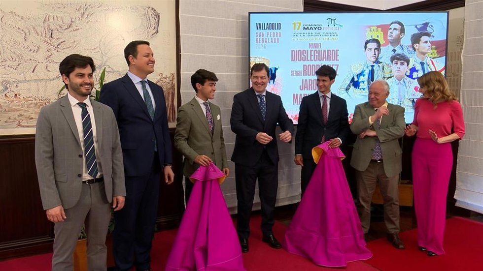 El presidente de la Junta, Alfonso Fernández Mañueco, arropa a jóvenes toreros.