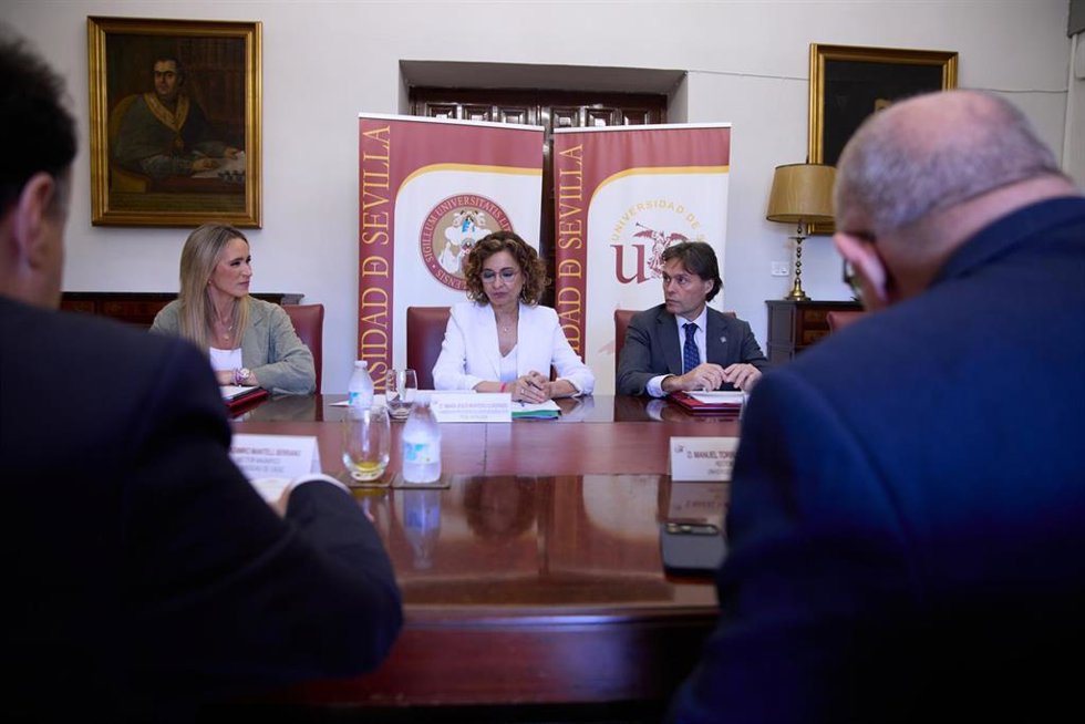 Reunión de la secretaria general del PSOE-A, María Jesús Montero, con rectores de universidades andaluzas.