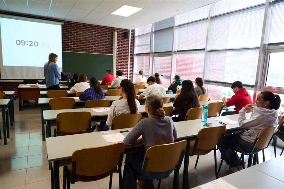 Archivo - Alumnos de Segundo de Bachillerato durante la primera jornada de la Prueba de Acceso a la Universidad (PAU) en foto de archivo
