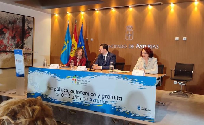 El presidente del Principado, Adrián Barbón, la consejera de Educación, Eva Ledo, y la presidenta de la FACC, Cecilia Pérez, en el acto de integración de 14 municipios en la red autonómica de escuelas infantiles de Asturias.