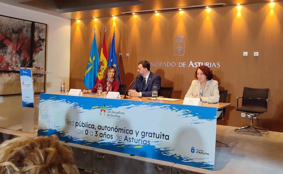 El presidente del Principado, Adrián Barbón, la consejera de Educación, Eva Ledo, y la presidenta de la FACC, Cecilia Pérez, en el acto de integración de 14 municipios en la red autonómica de escuelas infantiles de Asturias.