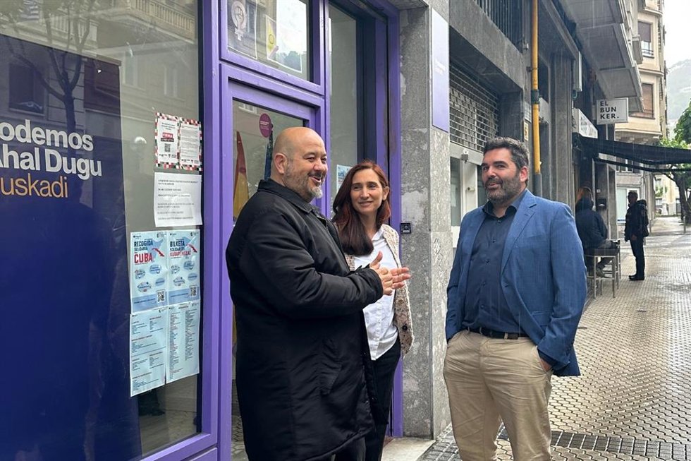 Los dirigentes de Podemos Richar Vaquero, Miren Echeveste y Victor Lasa, en San Sebastián
