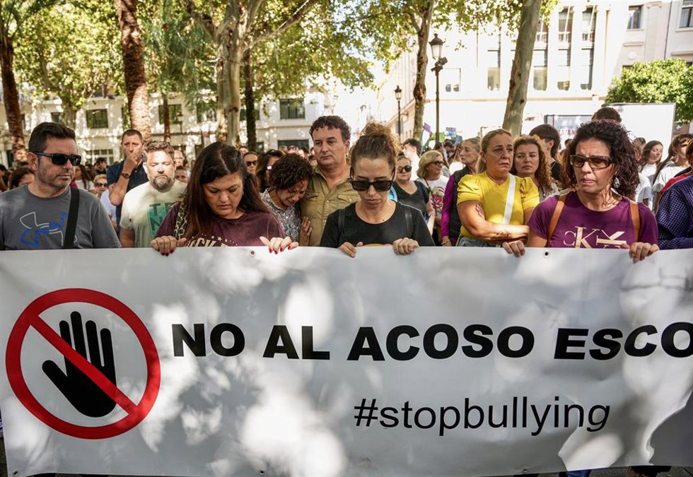 Archivo - Los padres de Sandra Peña en la huelga general estudiantil en solidaridad con hija y contra el bullying y los discursos de odio.  Imagen de archivo.