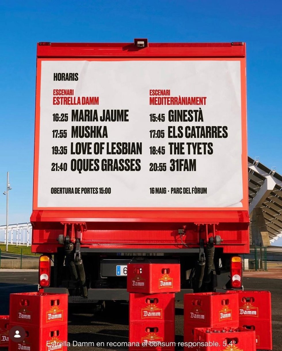 Cartel de los horarios de la fiesta por los 150 años de Estrella Damm en el Parc del Fòrum de Barcelona