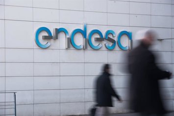 Archivo - Fahcada de un edificio de Endesa