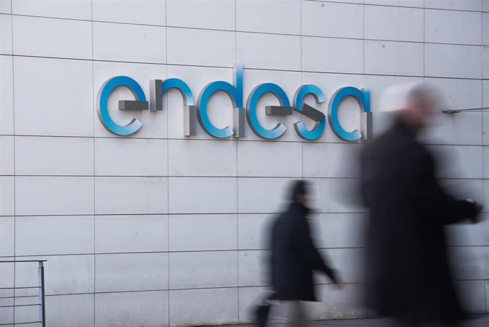 Archivo - Fahcada de un edificio de Endesa