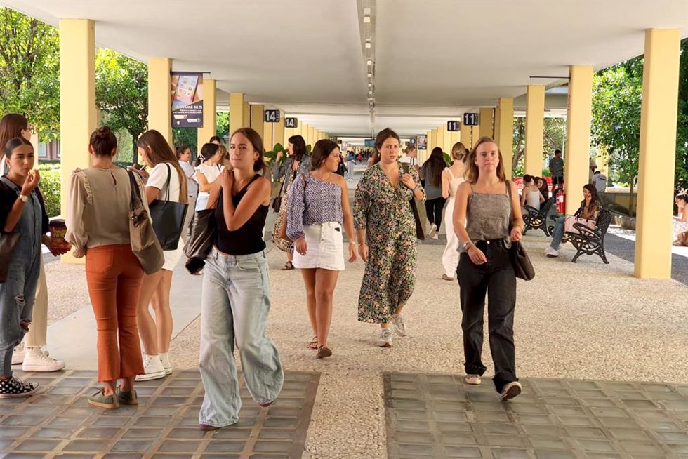 Alumnas de la Pablo de Olavide en uno de los pasillos del campus.