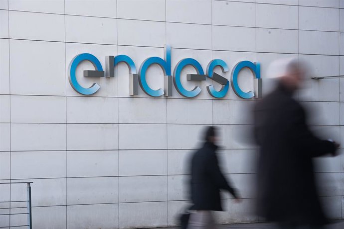 Archivo - Fahcada de un edificio de Endesa