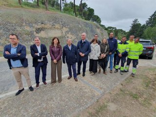 El consejero de Movilidad, Sanz Merino (centro), con el alcalde Mazarías y miembros de la Junta y el Ayuntamiento, ante las obras de Consolidación del talud de Los Hoyos