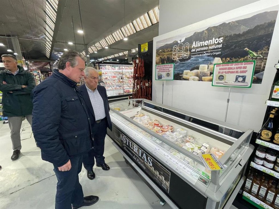 El consejero de Medio Rural y Política Agraria del Principado de Asturias, Marcos Líndez, visita la Cooperativa de Agricultores de Gijón.