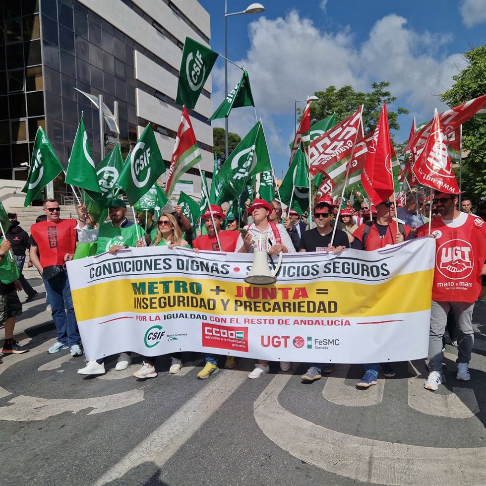 Manifestación de los trabajadores del metro en Granada durante la jornada de huelga de este viernes.