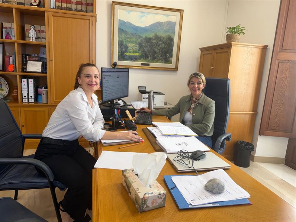 La alcaldesa de Andratx, Estefanía Gonzalvo, y la regidora de Cultura, Mady Juan.