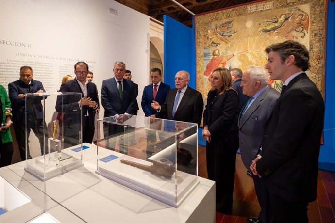El alcalde de Sevilla, en una de las exposiciones que ha acogido la capital andaluza, como imagen de recurso.