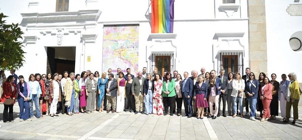 Participantes por el acto institucional por el Día Internacional contra la Homofobia, Lesbofobia, Transfobia y Bifobia