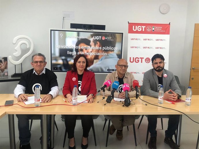 Responsables de UGT SP Extremadura en rueda de prensa sobre propuestas para negociar un nuevo acuerdo con la Junta en materia laboral de la Administración