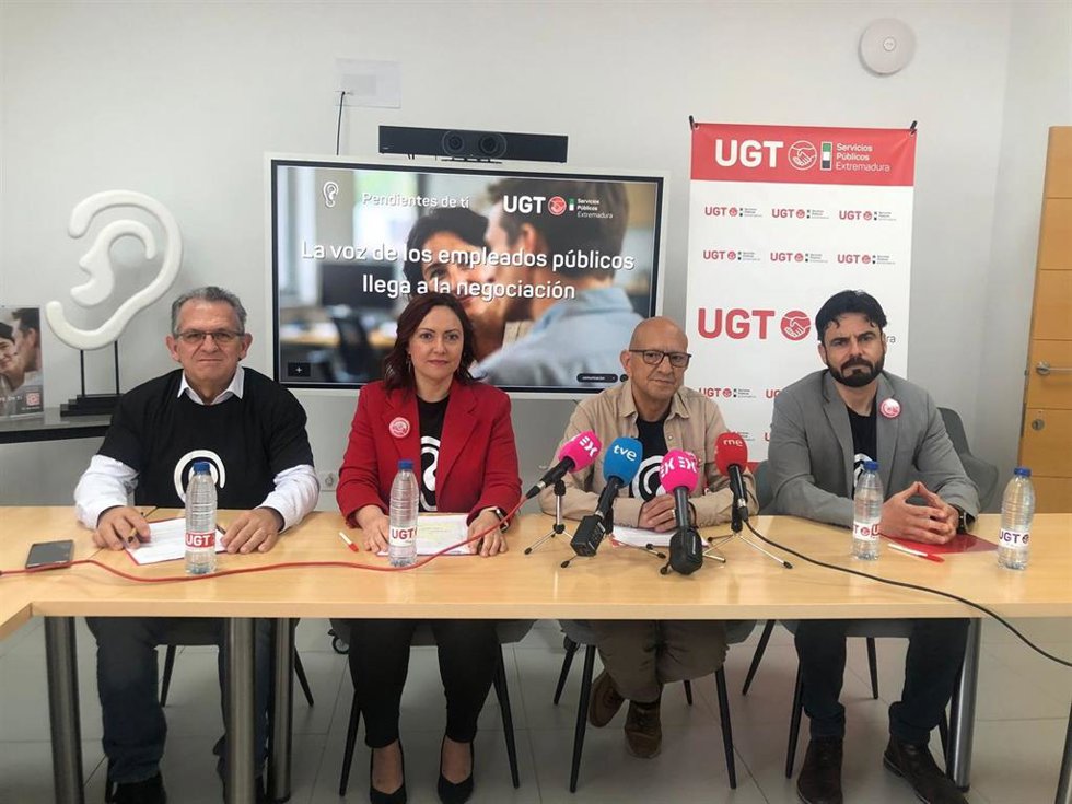 Responsables de UGT SP Extremadura en rueda de prensa sobre propuestas para negociar un nuevo acuerdo con la Junta en materia laboral de la Administración