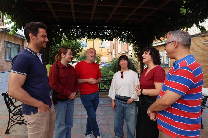 El cabeza de lista de Por Andalucía en Málaga, Ernesto Alba, en los jardines Julio Anguita de Fuengirola.