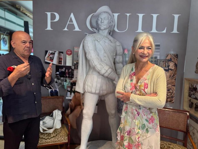 La candidata del Partido Popular por Sevilla al Parlamento de Andalucía, Patricia del Pozo, junto al presidente de la asociación gremial Arte Sacro, Francisco Carrera Iglesias 'Paquili'.