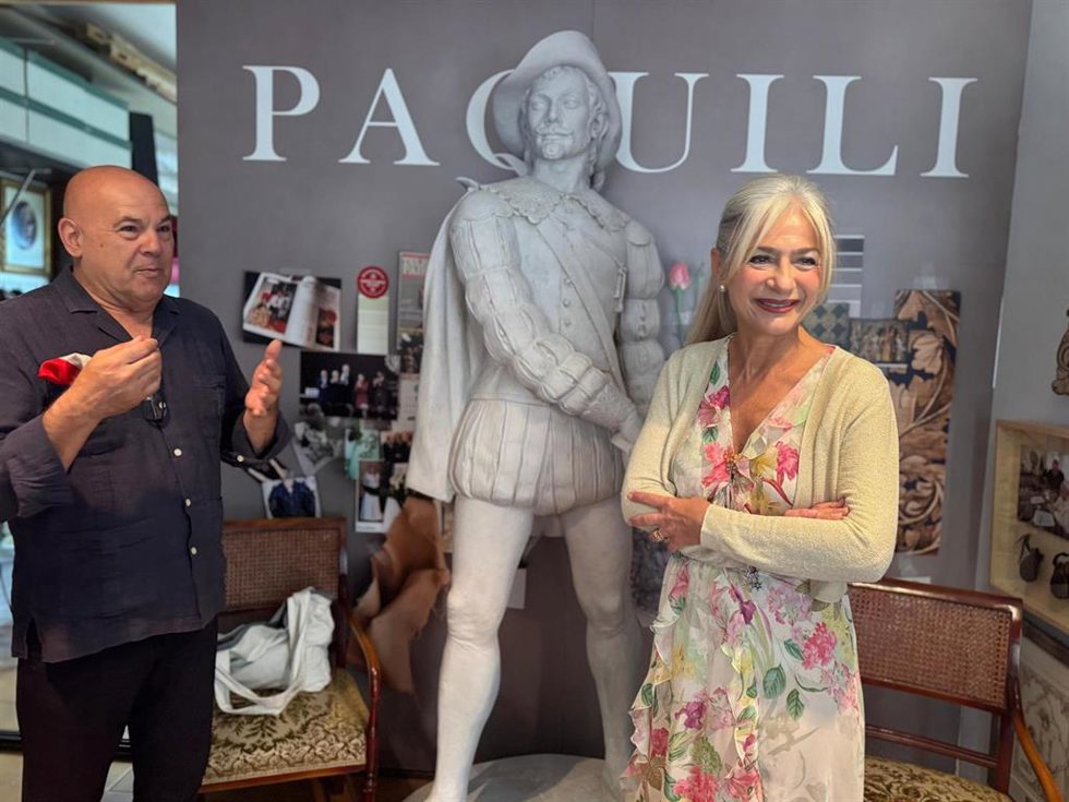 La candidata del Partido Popular por Sevilla al Parlamento de Andalucía, Patricia del Pozo, junto al presidente de la asociación gremial Arte Sacro, Francisco Carrera Iglesias 'Paquili'.