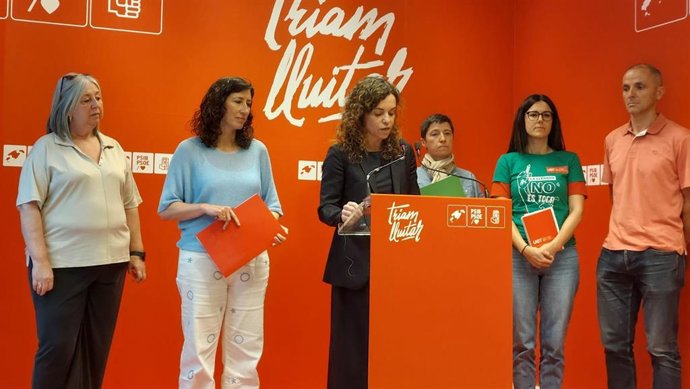 Representantes del PSIB y los sindicatos STEI, UGT y Alternativa Docent en la rueda de prensa de la presentación de la propuesta.
