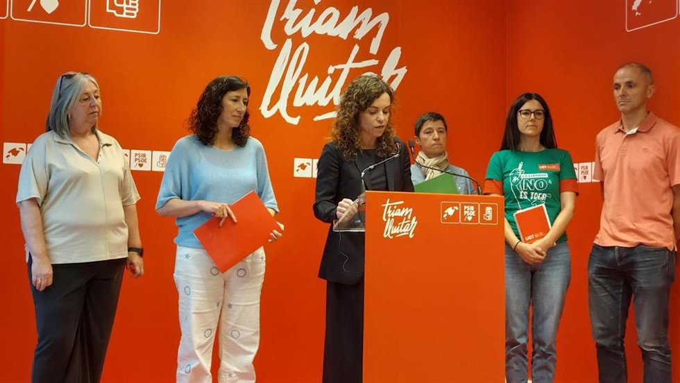 Representantes del PSIB y los sindicatos STEI, UGT y Alternativa Docent en la rueda de prensa de la presentación de la propuesta.