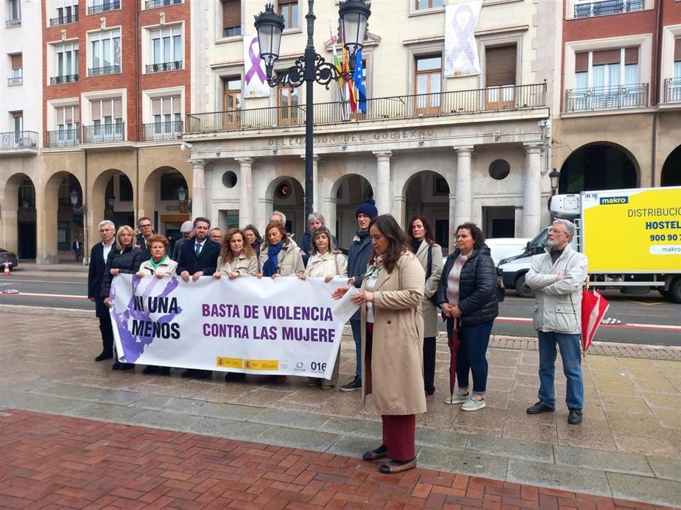 Nuevo minuto de silencio en memoria de las víctimas de violencia de género en Logroño; "A pesar de que muchos lo nieguen, aquí seguiremos"