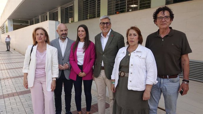 El secretario general del PSOE de Málaga y candidato número uno por la provincia al Parlamento andaluz, Josele Aguilar, junto a candidatos al Parlamento andaluz por Málaga en el cierre de campaña