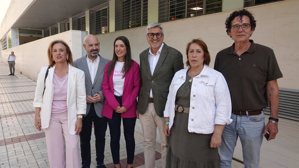 El secretario general del PSOE de Málaga y candidato número uno por la provincia al Parlamento andaluz, Josele Aguilar, junto a candidatos al Parlamento andaluz por Málaga en el cierre de campaña