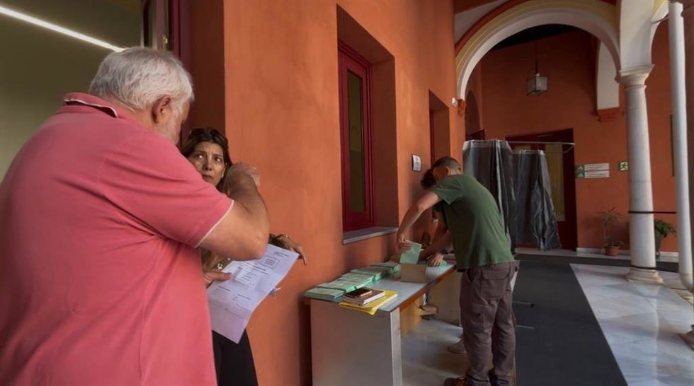 Trabajadores municipales ponen a punto uno de los colegios electorales.